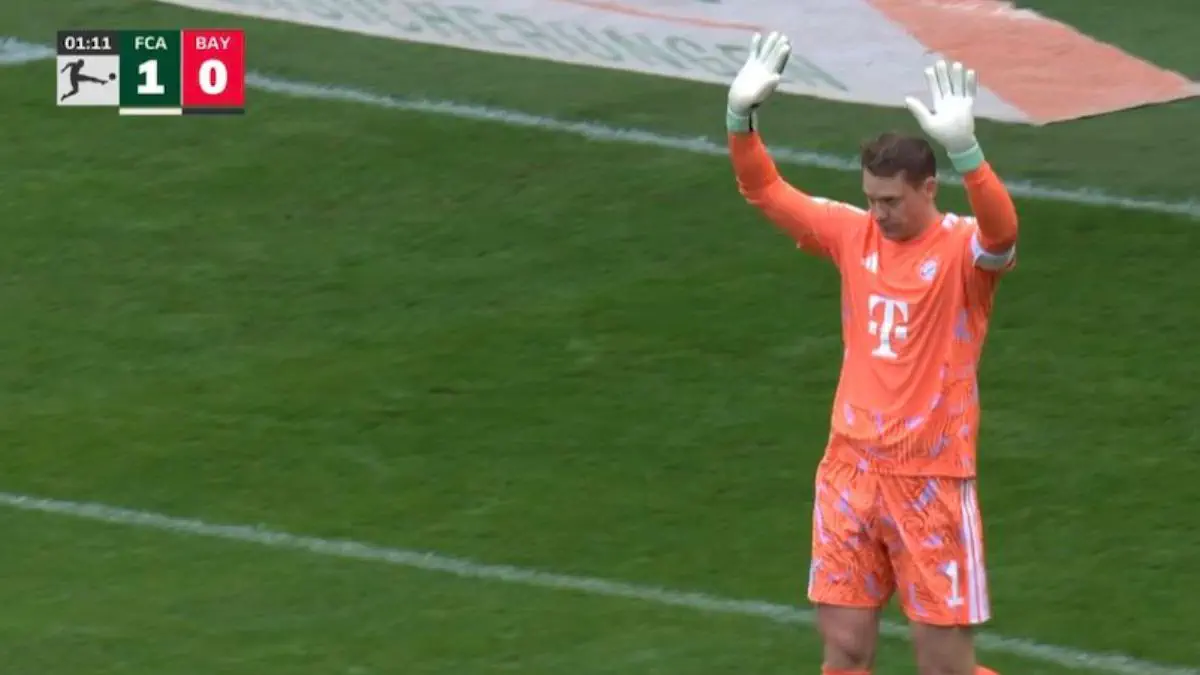 Manuel Neuer regala un gol a Augsburg en los primeros minutos del partido