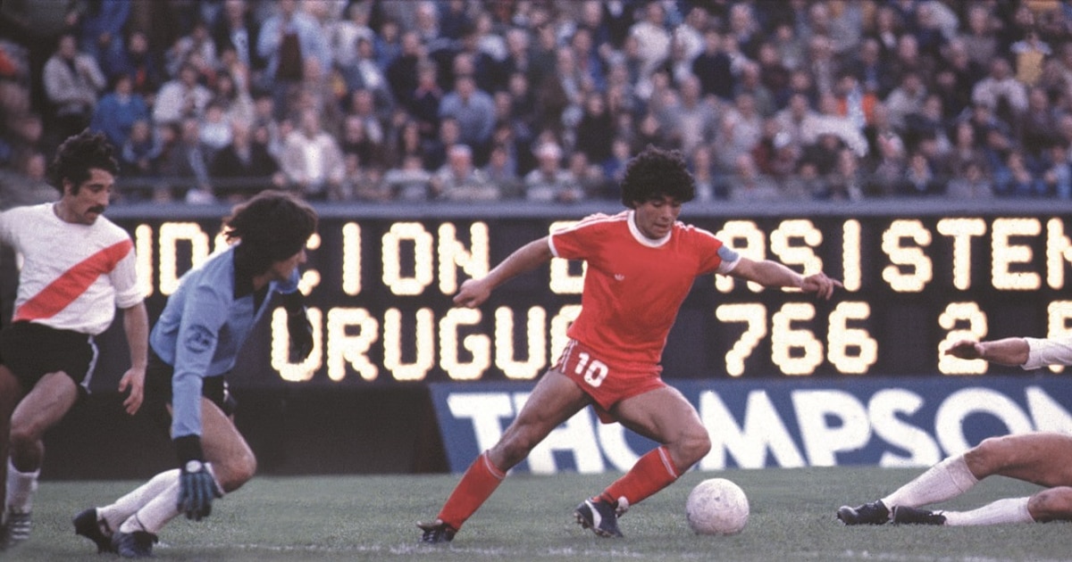 Se publican imágenes inéditas de la primera vez que Maradona jugó en el Monumental