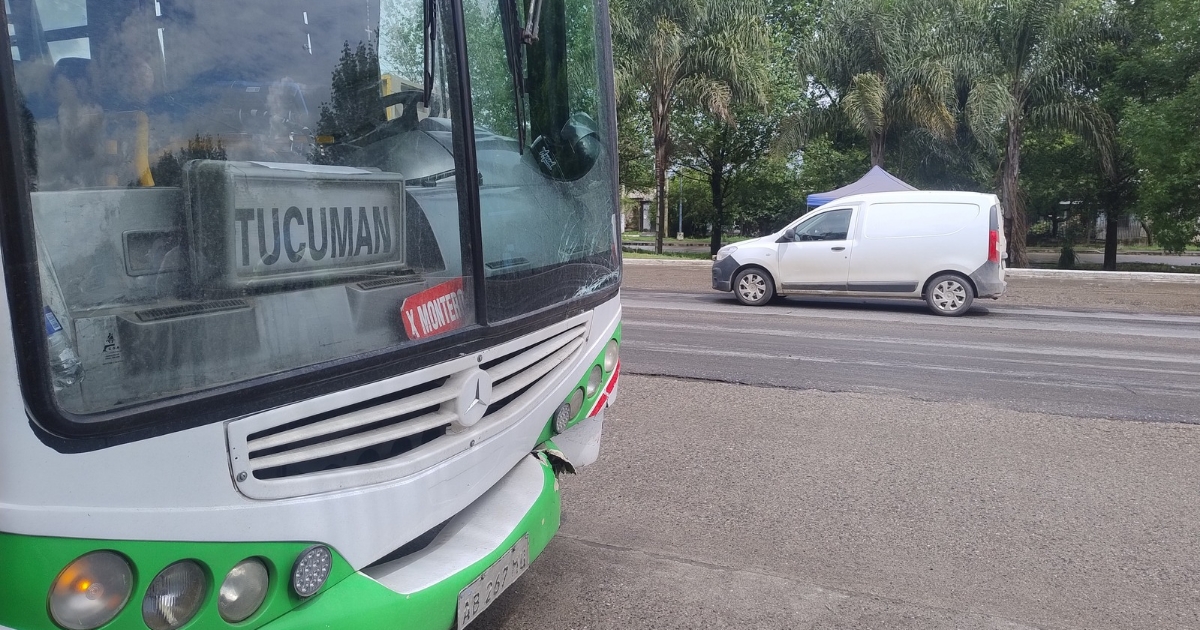 Una mujer resultó herida en choque entre un colectivo TESA y un automóvil en Ruta 38, Famaillá
