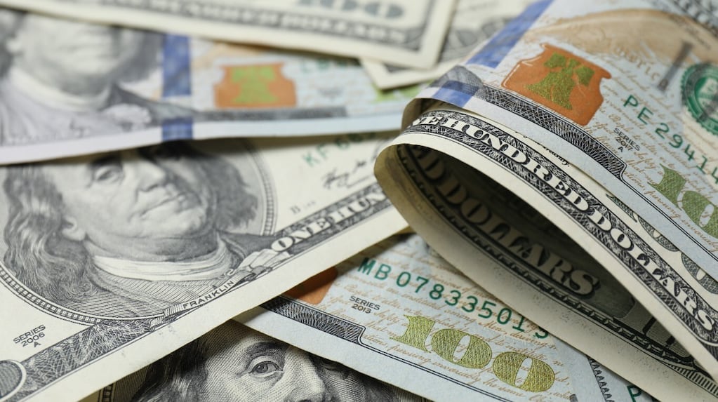 Dólar blue cotiza alrededor de $1560 al cierre del viernes 23 de octubre