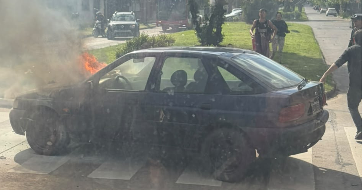 Incendio de un auto en la avenida 532 de La Plata desencadena intento de robo