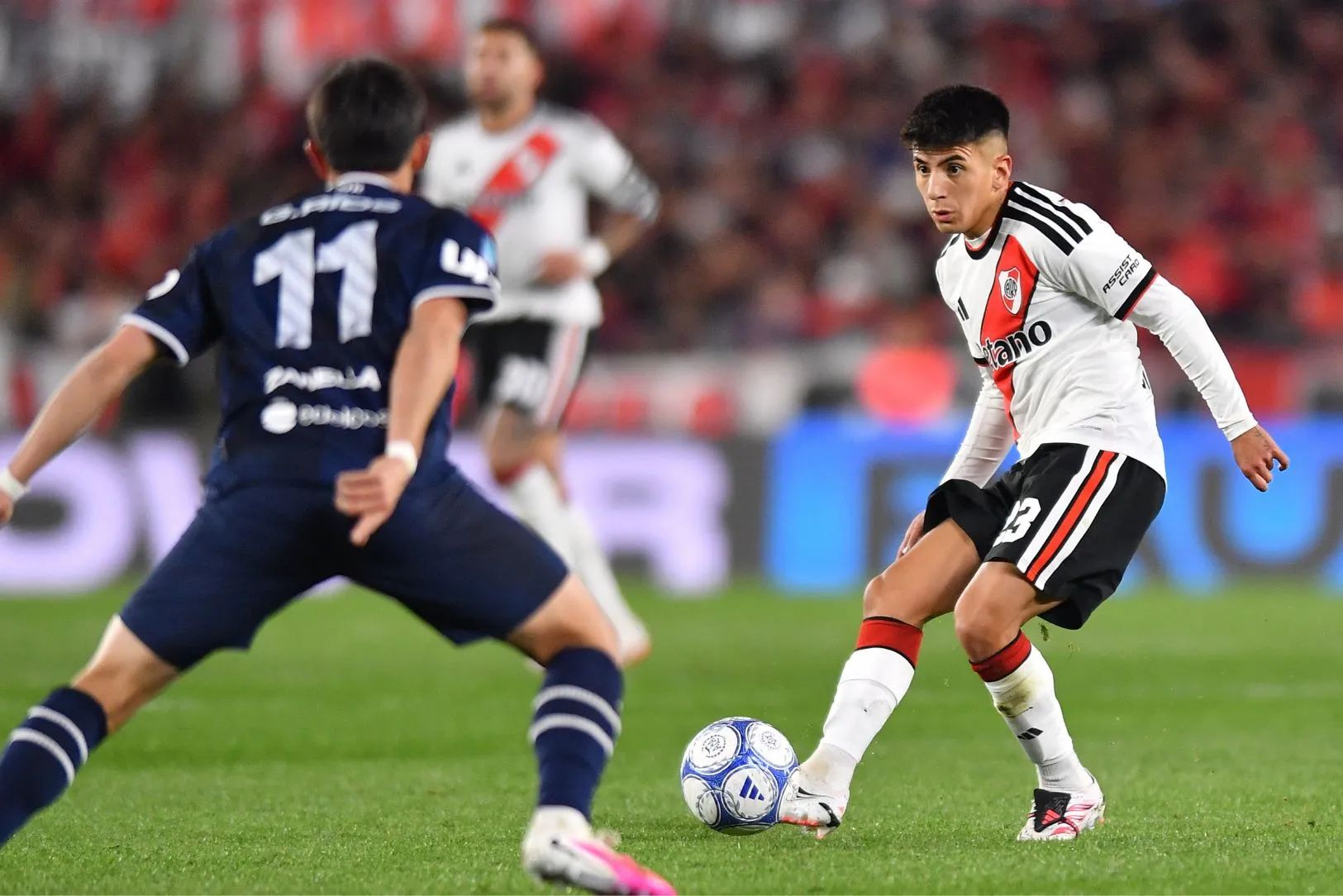 Thiago Almada vuelve a River ante Estudiantes de Río Cuarto y recibe aplausos