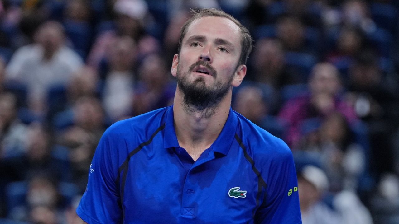 Medvedev domina a Tsitsipas y se perfila como favorito en Shanghai 2026