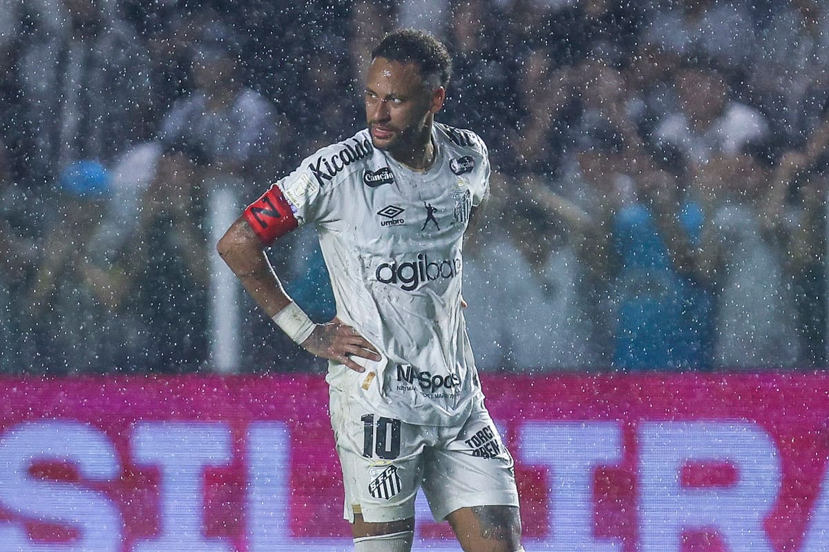Neymar recibe tarjeta roja por cubrirse la boca en el duelo Santos‑Bahía