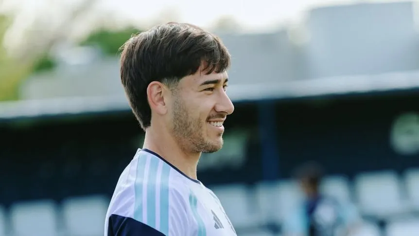 Román Vega será titular y debutará con la Albiceleste ante Bolivia